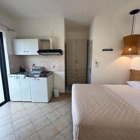 Tsimiklis Apartments ฟีนีคุนตา ภายนอก รูปภาพ