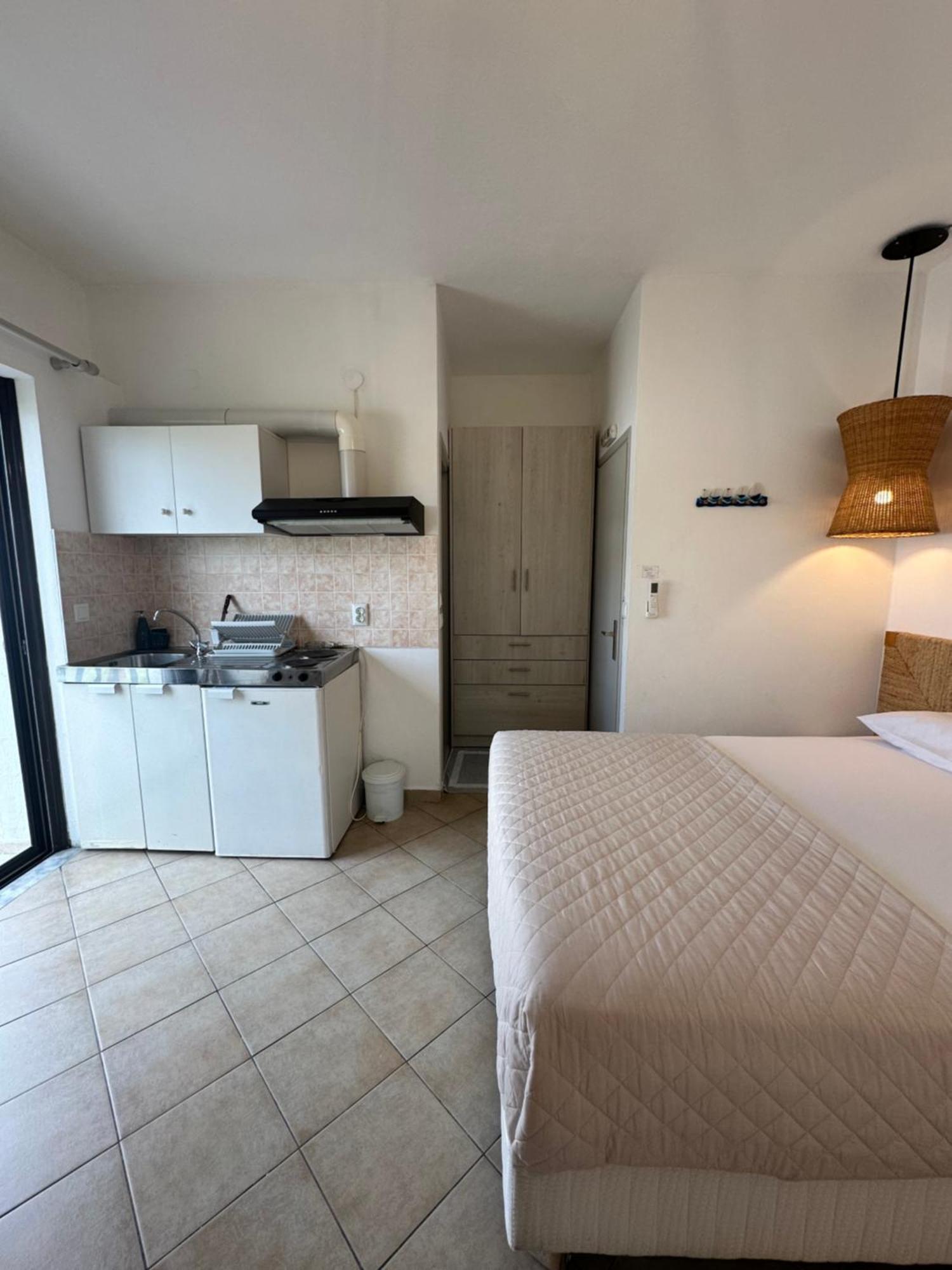 Tsimiklis Apartments ฟีนีคุนตา ภายนอก รูปภาพ